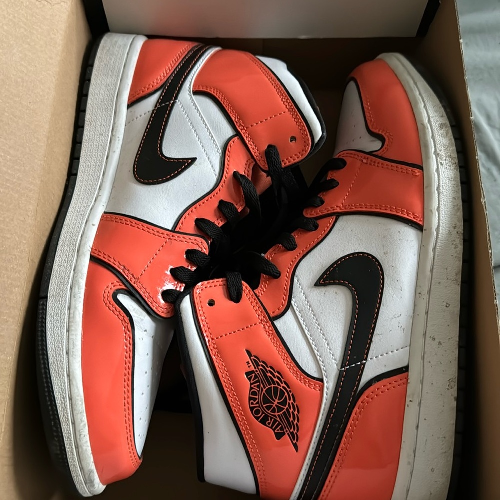 Air Jordan MID 1 SE